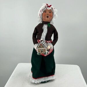 Byers Choice Caroler “Mrs. Claus with Sweets Gingerbread House” 13”